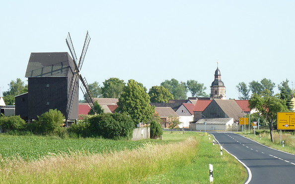 Mühle mit Blick aufs Dorf, Foto: Förderverein Gölsdorfer Mühle e.V.