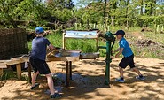 Wasserspieltisch im AuenReich, Foto: Dieter Damschen, Lizenz: Tourismusverband Prignitz e.V.