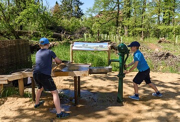 Wasserspieltisch im AuenReich, Foto: Dieter Damschen, Lizenz: Tourismusverband Prignitz e.V.