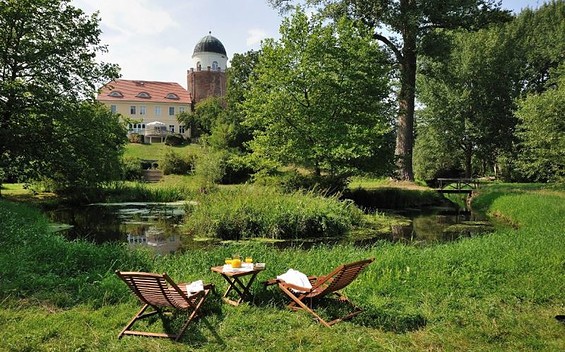 Ruhe und Idylle im Burgpark Lenzen, Foto: Diethelm Wulfert, Lizenz: Tourismusverband Prignitz e.V.