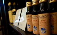 Leinöl von Dahmequell im Hofladenregal, Foto: Jens und Anke Kottke