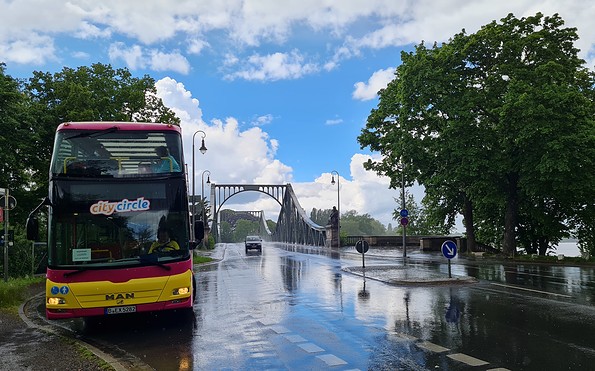 &quot;Best of Potsdam Tour&quot; by City Circle an der Glienicker Brücke, Foto: P. Schadow, Lizenz: DB Regio Bus Ost