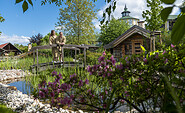 Wellnessgarten mit Feuchtbiotop, kleinen Brücken