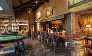 Bar mit Bibliothek und Billard