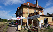 Freisitz am Bahnsteig in Schönefeld, Foto: Tourismusverband Fläming e.V.