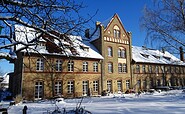 Die schneebedeckte Gartenseite des Gutshauses