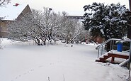 Der schneebedeckte Maigarten