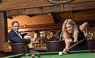 Pärchen spielt Billard in Lounge &amp; Bar