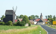 Mühle mit Blick aufs Dorf, Foto: Diane Lehmann, Lizenz: Förderverein Gölsdorfer Mühle e.V.