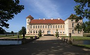 Schloss Rheinsberg - Südseite mit Brücke und Wassergraben, Foto: Leo Seidel, Lizenz: Stiftung Preußische Schlösser und Gärten Berlin-Brandenburg