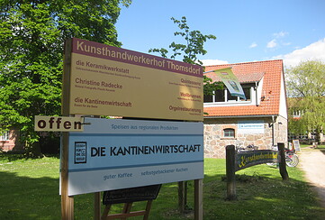 Eingang Kunsthandwerkerhof Thomsdorf, Foto: Anet Hoppe