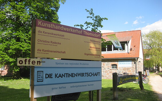 Eingang Kunsthandwerkerhof Thomsdorf, Foto: Anet Hoppe