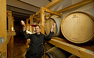 Cornelia Bohn im Fasslager der Preussischen Whiskydestillerie, Foto: Robert Michael