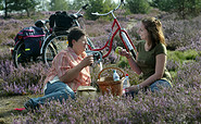 Fahrradrast in der Heideblüte, Foto: Dietmar Seidel, Lizenz: Dietmar Seidel