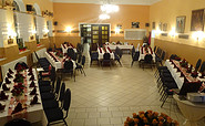 Eingedeckter Saal in Gaststätte &quot;Zum Anger&quot;, Foto: Heike Busse