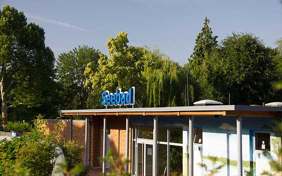 Eingang Seebad Prenzlau, Foto: Alena Lampe