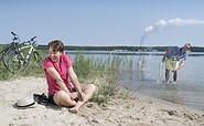 Cyclists take a break at the bathing beach at Lake Scheibe Lake, Foto: Nada Quenzel, Lizenz: Tourismusverband Lausitzer Seenland e.V.