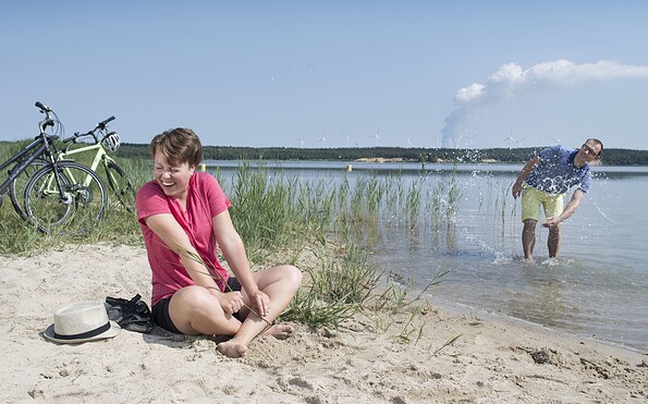 Cyclists take a break at the bathing beach at Lake Scheibe Lake, Foto: Nada Quenzel, Lizenz: Tourismusverband Lausitzer Seenland e.V.