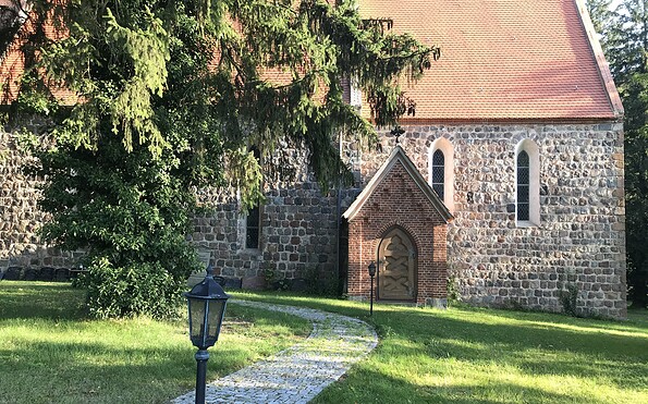 Kirche in Güstow Eingang , Foto: Anet Hoppe