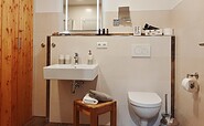 Bad mit Dusche und WC, Foto: U. Haselbauer, Lizenz: Tourismusverband Lausitzer Seenland e.V.