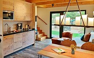 Großer Ferienwohnung (55 m²) Wohnbereich mit Essecke und integrierter Küche , Foto: U. Haselbauer, Lizenz: Tourismusverband Lausitzer Seenland e.V.
