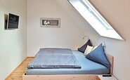 Schlafzimmer Nr. 2 mit Doppelbett und TV, Foto: U. Haselbauer, Lizenz: Tourismusverband Lausitzer Seenland e.V.