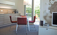 Essbereich, offene Küche und Zugang zur Terrasse in der Ferienwohnung im Obergeschoss, Foto: Foto: Haus Lakoma