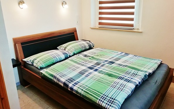 Schlafzimmer mit einem kleinen französischen Bett, Foto: L. Schmidt, Lizenz: TV Lausitzer Seenland e.V.