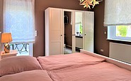 Schlafzimmer mit Doppelbett und Kleiderschrank, Foto: Ulrike Haselbauer, Lizenz: TV Lausitzer Seenland e.V.