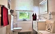 Badezimmer mit Waschplatz und WC, Foto: Ulrike Haselbauer, Lizenz: TV Lausitzer Seenland e.V.