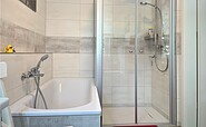 Badezimmer mit Dusche und Badewanne, Foto: Ulrike Haselbauer, Lizenz: TV Lausitzer Seenland e.V.