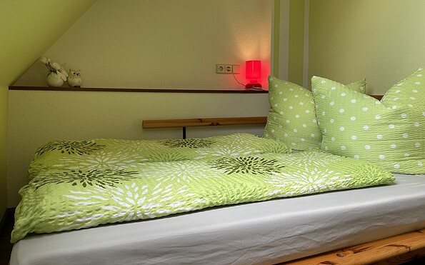 Schlafzimmer mit Doppelbett (Einstieg nur von einer Seite), Foto: Ulrike Haselbauer, Lizenz: TV Lausitzer Seenland e.V.