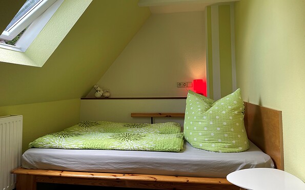 kleines Schlafzimmer mit Doppelbett und Blick in den Himmel, Foto: Ulrike Haselbauer, Lizenz: TV Lausitzer Seenland e.V.