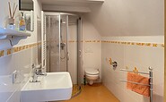 Badezimmer mit Dusche und WC, Foto: Ulrike Haselbauer, Lizenz: TV Lausitzer Seenland e.V.