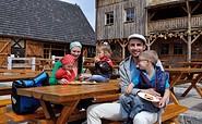 Plinse essen auf dem Erlebnishof Krabat-Mühle, Foto: Nada Quenzel, Lizenz: Tourismusverband Lausitzer Seenland e.V.