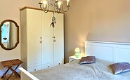 Schlafzimmer mit Doppelbett und Kleiderschrank, Foto: Ulrike Haselbauer, Lizenz: TV Lausitzer Seenland e.V.