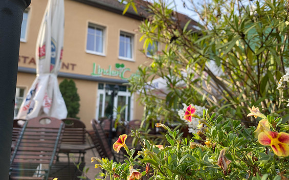 Freisitz im Linden-Café, Foto: Susan Gutperl, Lizenz: Tourismusverband Fläming e.V.