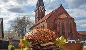 Burger im Biergarten, Foto: , Foto: Spieß-Burger