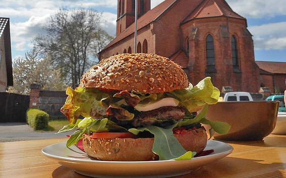 Burger im Biergarten, Foto: , Foto: Spieß-Burger