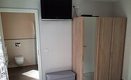 Schlafzimmer Kleiderschrank und TV