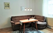 Aufbettungsfunktion auf einem Einzelbett und der ausziehbaren Couch, Foto: Laura Schmidt, Lizenz: TV Lausitzer Seenland e.V.