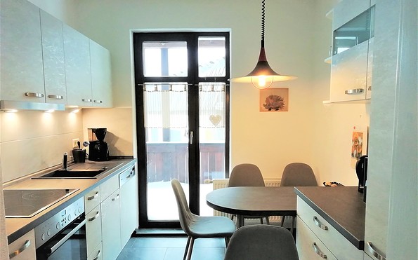 Küche mit Sitzmöglichkeit und Zugang zum Balkon, Foto: Laura Schmidt, Lizenz: TV Lausitzer Seenland e.V.