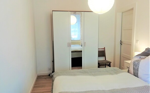 Schlafzimmer mit Kleiderschrank , Foto: Laura Schmidt, Lizenz: TV Lausitzer Seenland e.V.