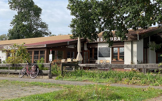 Aussenansicht Restaurant an der Herberge Groß Fredenwalde, Foto: Alena Lampe