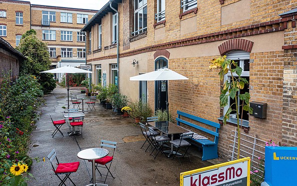 Café im Innenhof, Foto: Tobias Kramer, Lizenz: Kreativnetzwerk Flämingschmiede