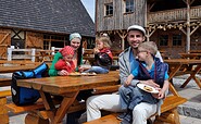 Plinse essen auf dem Erlebnishof Krabat-Mühle, Foto: Nada Quenzel