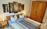 Schlafzimmer mit Doppelbett; Schrank und Kinderbettchen, Foto: Jens Richter