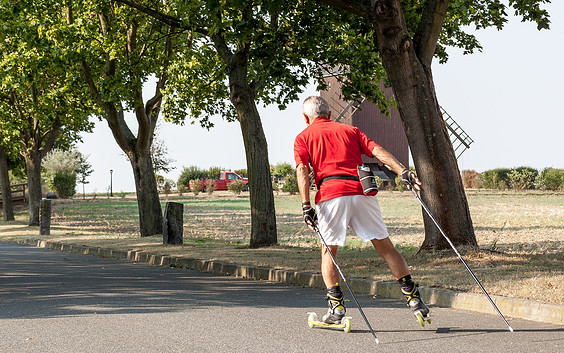 Cross-Skater bei der Hochzeitsmühle in Dennewitz, Foto: Jedrzej Marzecki, Lizenz: Tourismusverband Fläming e.V.