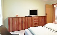 1. Schlafzimmer mit Doppelbett und Sideboard mit TV, Foto: Laura Schmidt, Lizenz: Tourismusverband Lausitzer Seenland e.V.