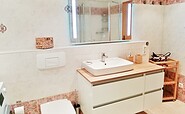 Badezimmer mit WC und Dusche, Foto: Laura Schmidt, Lizenz: Tourismusverband Lausitzer Seenland e.V.